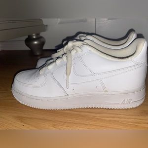 I’m selling these Nike Air Force 1’s.